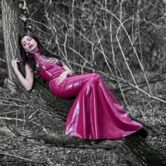 Peachy-im-Latexkleid-im-Wald-2