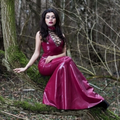 Peachy-im-Latexkleid-im-Wald